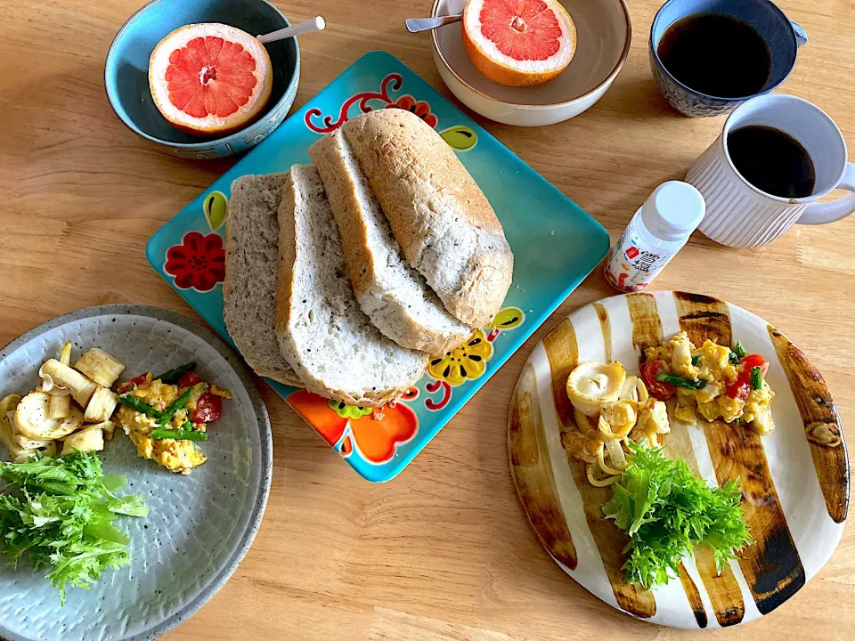 Snapdishの料理写真:朝焼きライ麦と胡麻の食パン🍞と筍ソテーとお野菜スクランブルエッグとグレープフルーツと珈琲で朝ごはん(n´—｀n)|さくたえさん