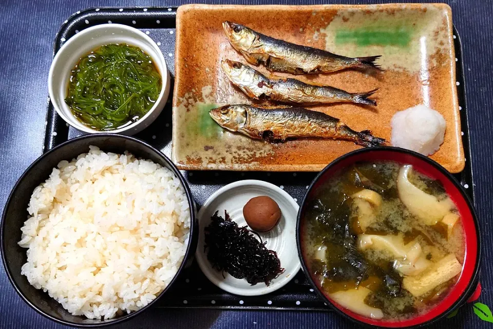 今日の朝ごはん（ごはんは秋田県産淡雪こまち、鰯丸干し（目刺し）、めかぶポン酢、椎茸のみそ汁、梅干し（実家漬）・昆布の佃煮）|Mars＠釜飯作り研究中さん