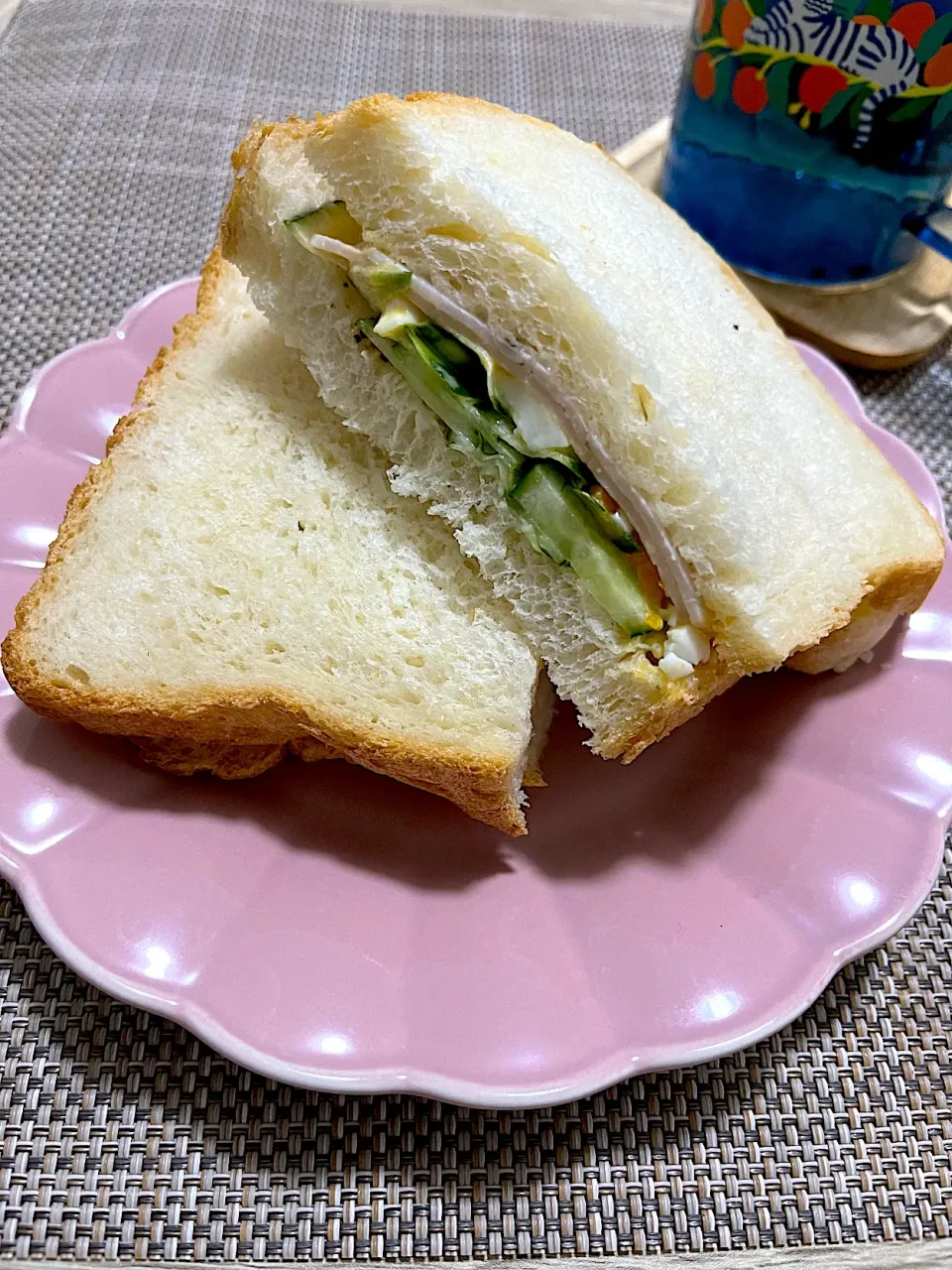 今日の朝ごはん~ハムたまごきゅうりサンド~|ゆかｕさん