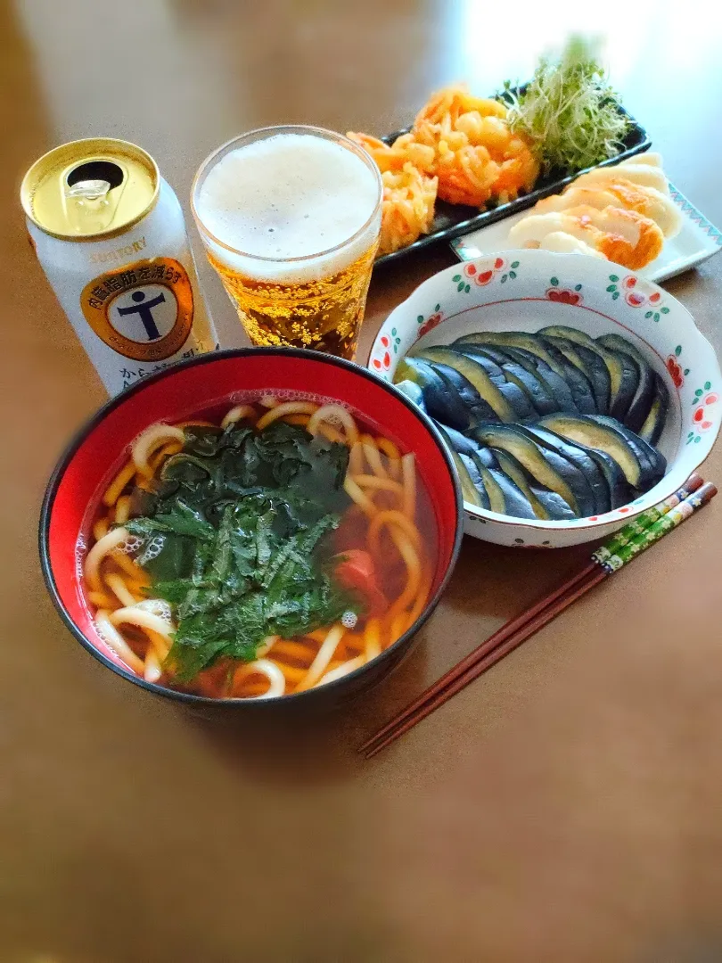 お昼ごはん♡

梅ワカうどんと水茄子、かき揚げ天、竹輪とノンアルコールビール♪|アカネ💖さん