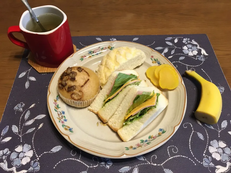 サンドイッチ、メロンパン、くるみ蒸しパン(昼飯)|enarinさん