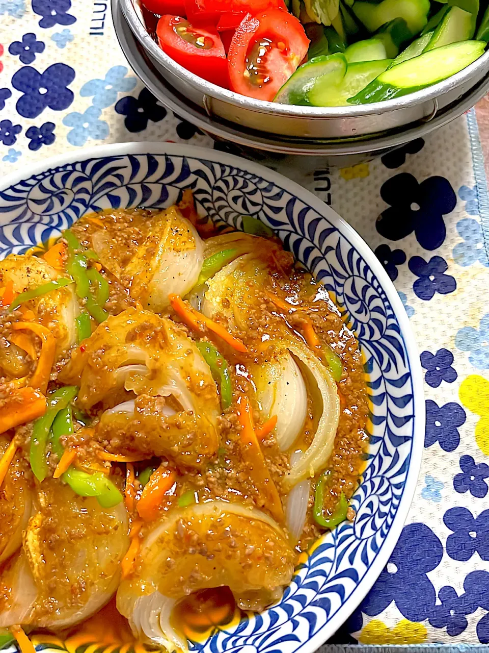 新玉ねぎの麻婆餡掛け　サラダ🥗|4jinoanataさん