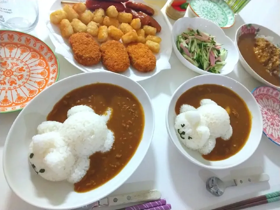 夕食(*^^*)
カレーライス🍛
トッピング(コロッケ、ハッシュドポテト、ウインナー、フランクフルト)
きゅうりとハムのサラダ🥗|プリン☆さん