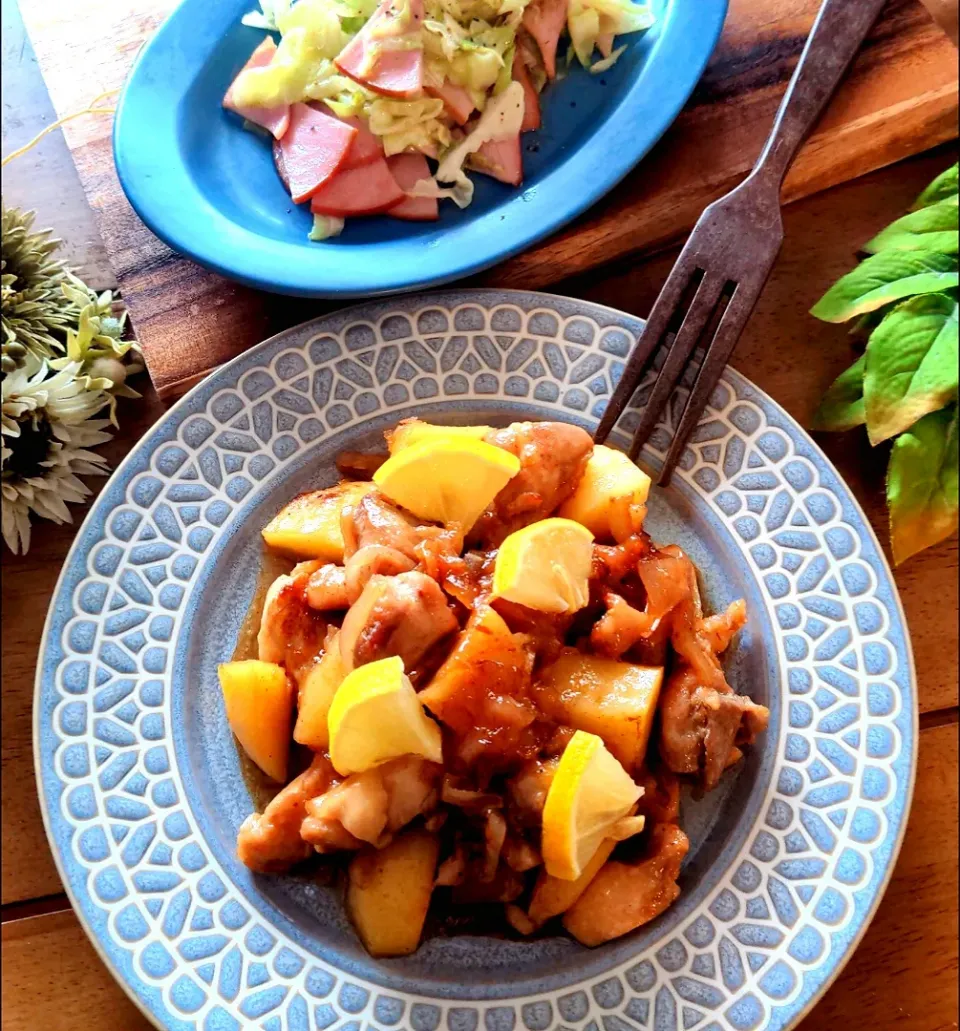 休日ランチ✨
✾鶏肉とじゃがいものはちみつレモン照り焼き
✾キャベツとハムの塩炒め|さらママさん