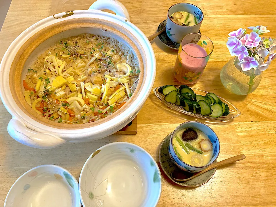 土鍋で筍ご飯♡茶碗蒸し♡きゅうりの浅漬け♡苺甘酒豆乳スムージー|さくたえさん