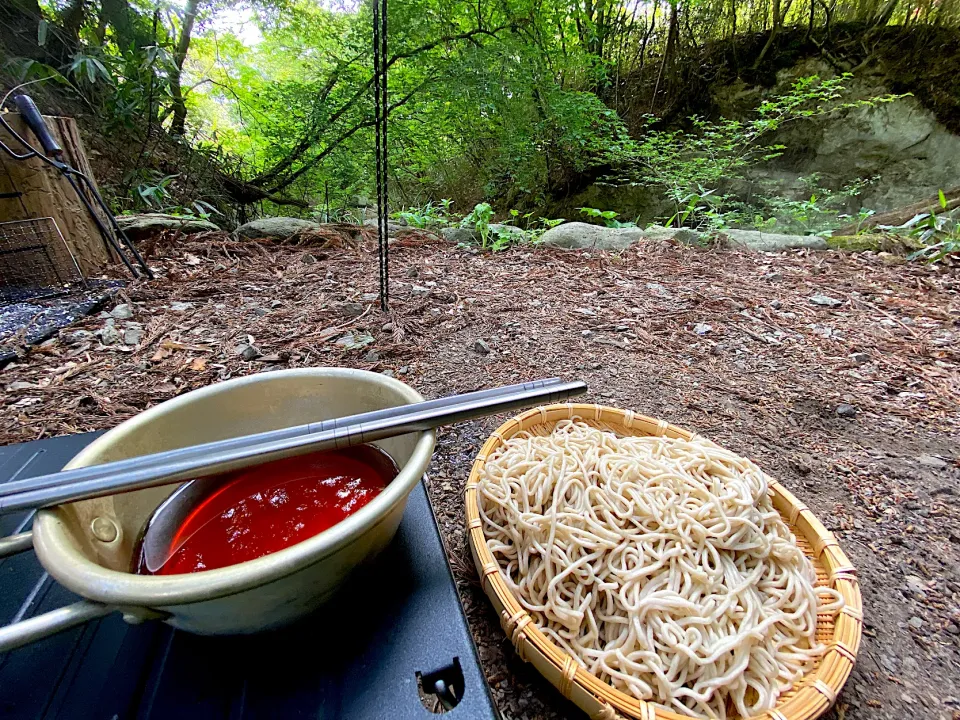 新緑の河原でざる蕎麦|ジョニーさん