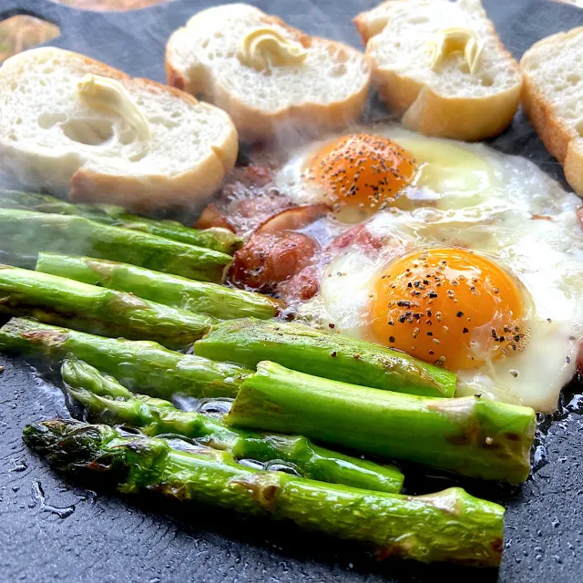 Snapdishの料理・レシピ写真:マルチグリドルでアスパラベーコンエッグとバケットのド定番プレート｜お外ご飯が最高に美味しい！アウトドア料理をご紹介♪