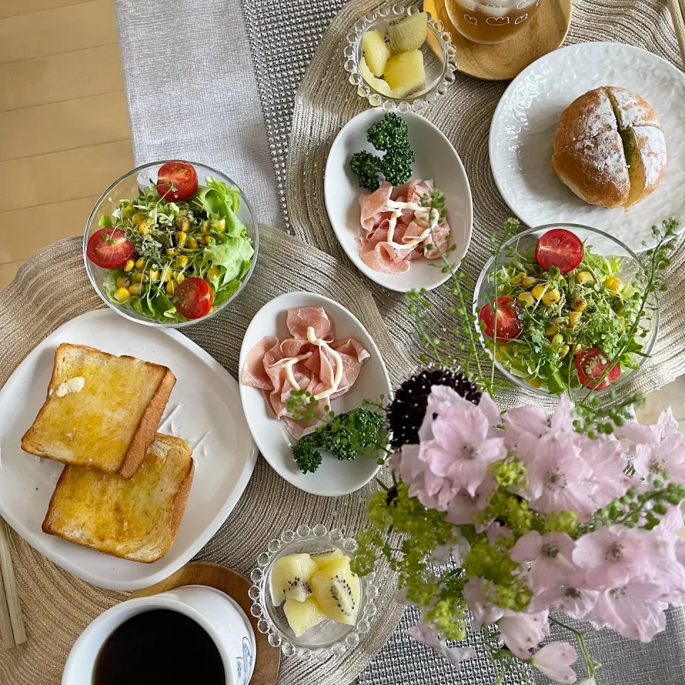 5/7❤︎GW最終日🌱休日モーニング
今日で長い長〜いGWもやっと終わる…🙇‍♀️
・DEAN&DELUCA豆乳食パン
・バタートースト
・抹茶クリームドーナツ
・生ハム
・グリーンサラダ|Makinsさん