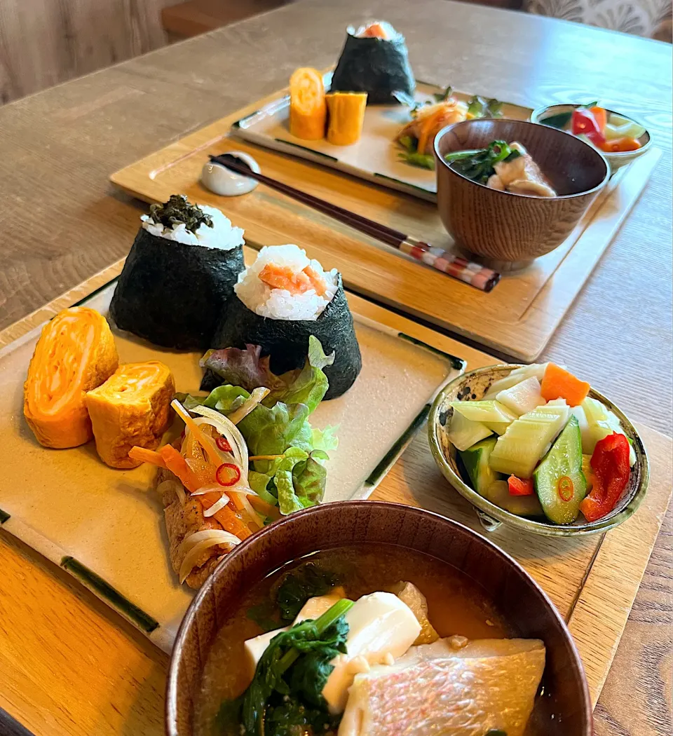 鯛の味噌汁　鮭の南蛮漬け　だし巻き卵　浅漬け　明太子おにぎり　自家製山椒の葉の佃煮おむすび|izunさん