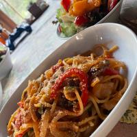 パスタとサラダ