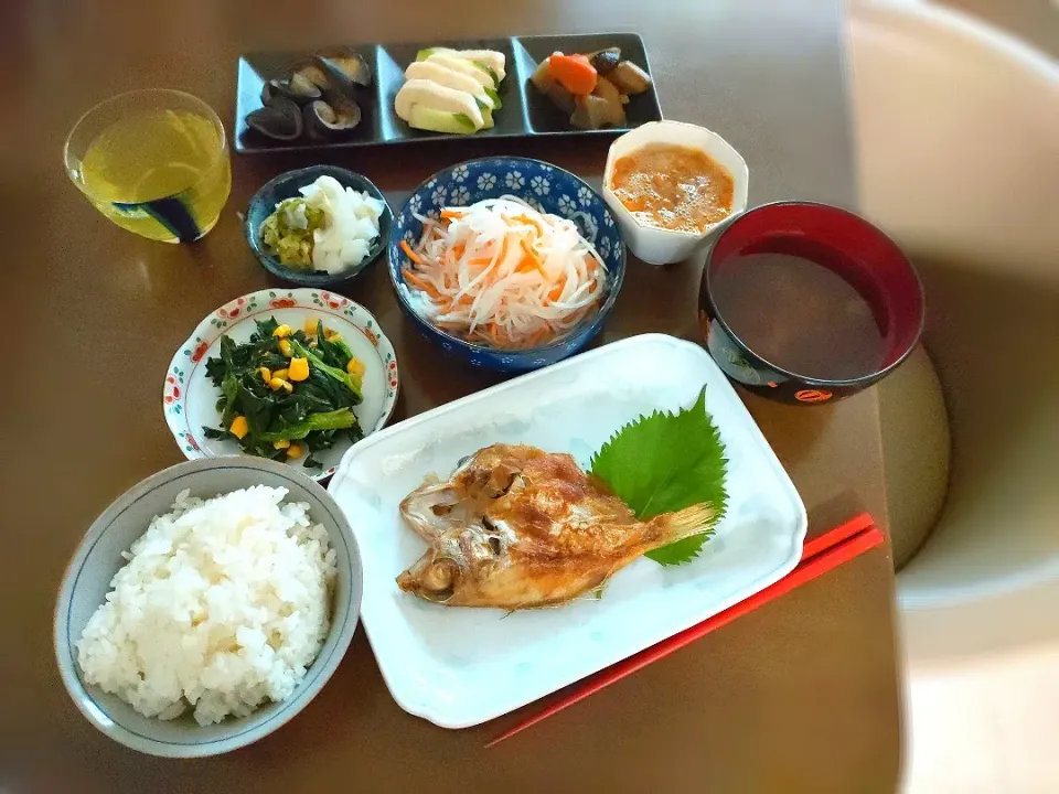 昼ごはん♡

ゴールデンウィーク最終日は冷蔵庫内少しずつ余った食材で♪

ノドグロ網焼き、ほうれん草バター炒め、大根なます、生卵納豆、筑前煮、蒸し鶏昆布だし、水茄子、白菜ぬか漬け、しじみ汁、ご飯|アカネ💖さん