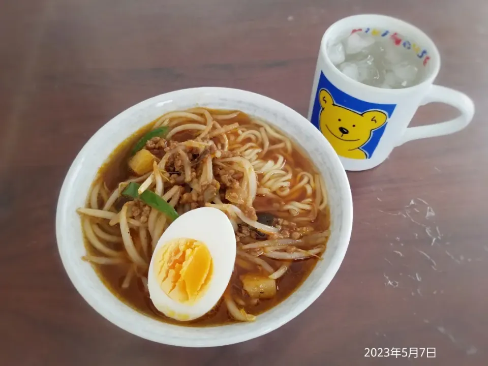 2023年5月7日の昼ご飯
醤油ラーメン
焼酎水割り
昨日の残ったキーマカレーと野菜を炒めてトッピングしました|ソラ♂のご飯さん