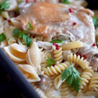 骨付き鶏もものキノコクリームソースと3種のパスタ