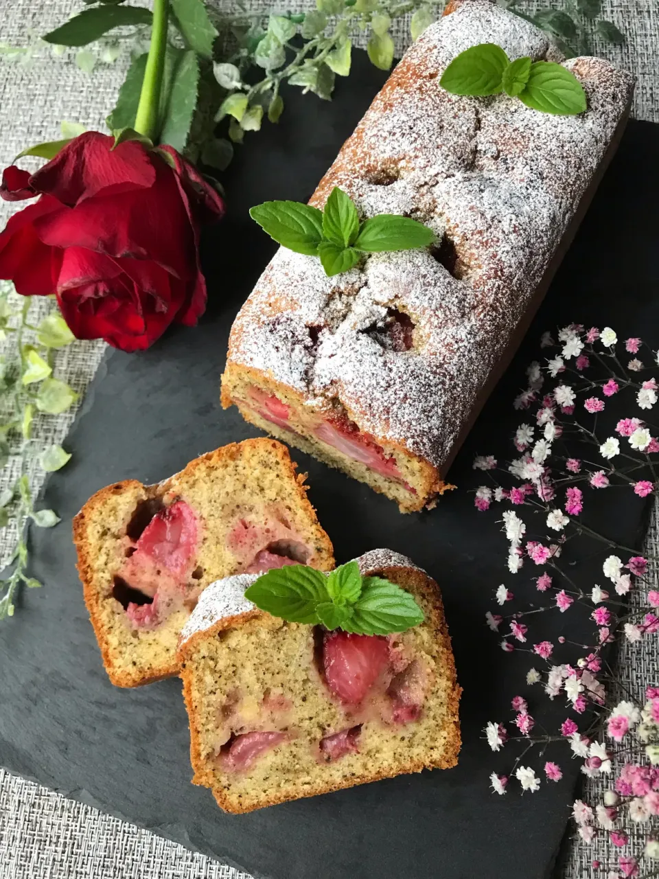 いちご🍓とアールグレイ☕️のパウンドケーキdeいっちゃん💐お誕生日おめでとう～💐🎉🎉|まなまな♡さん