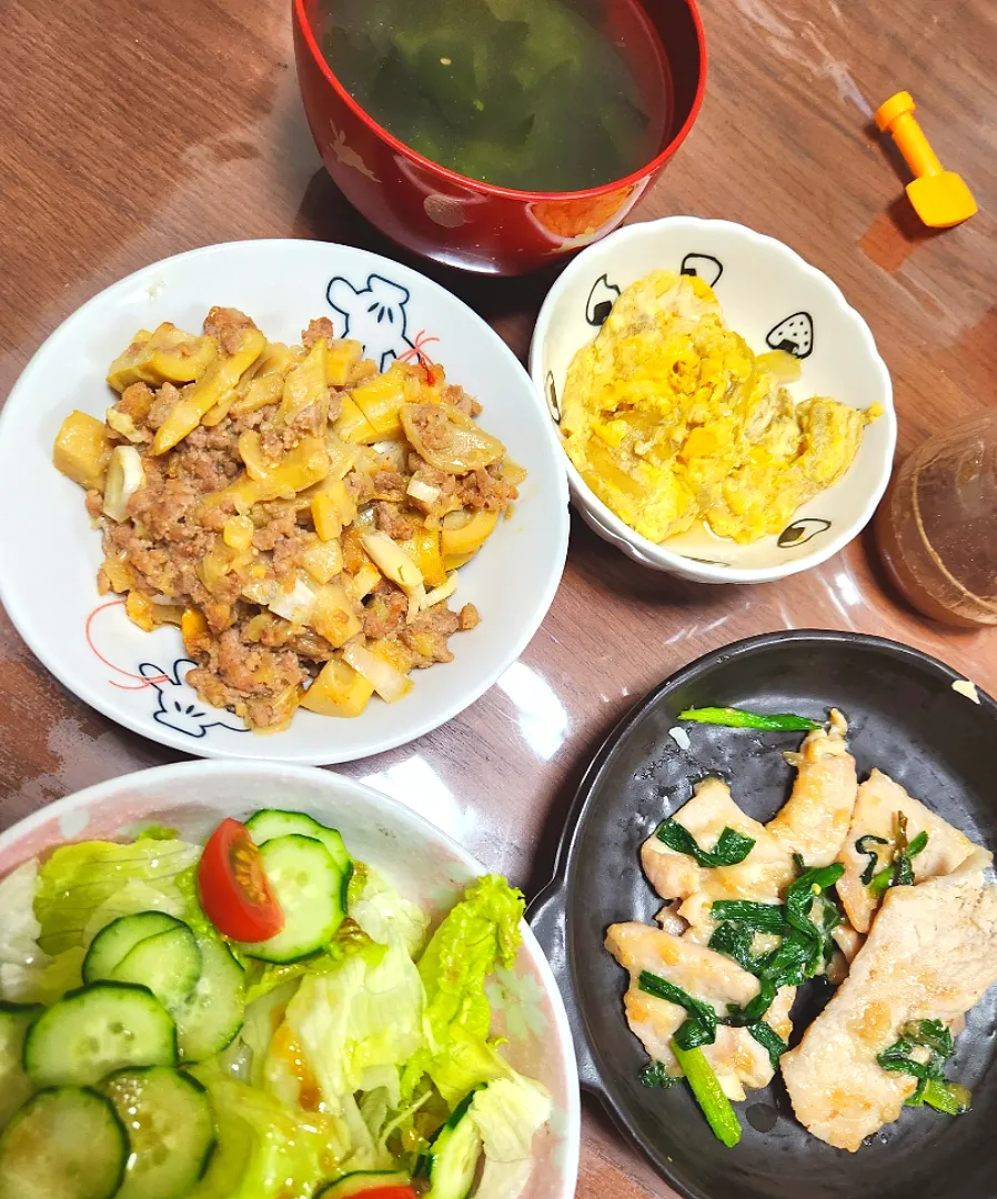 筍をつかったおかずー！
玉子丼！サラダ！豚にら炒め！|みーさん