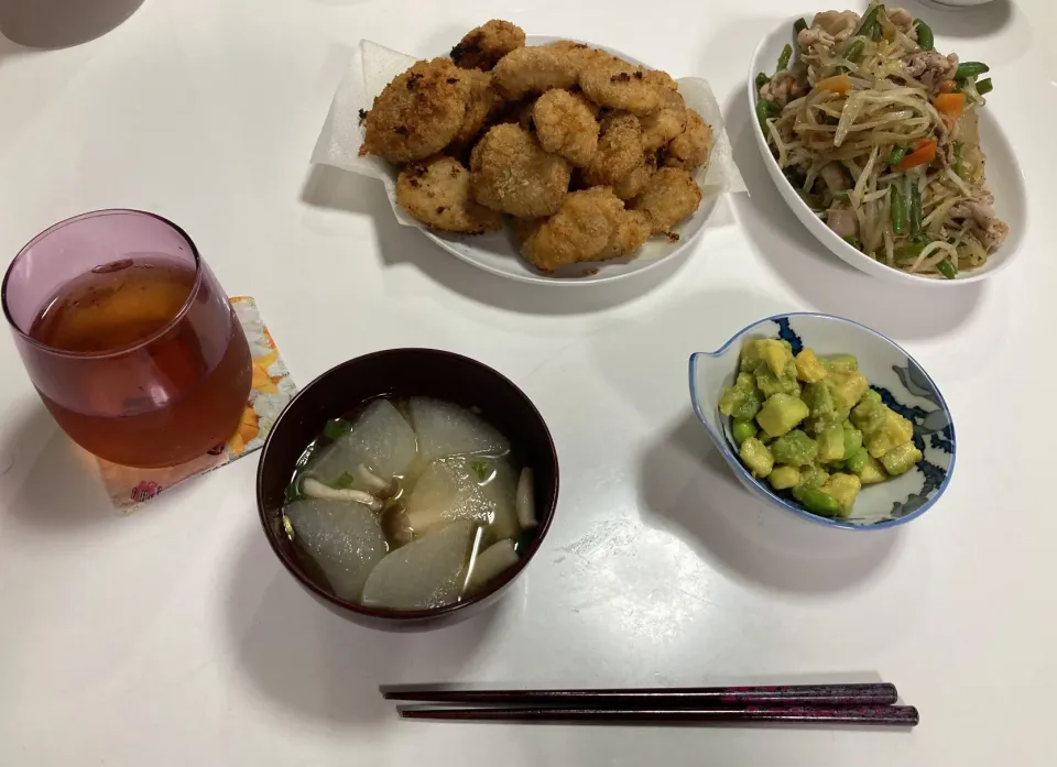 あるもんで晩御飯☆梅しそチキン☆野菜炒め☆アボガドと枝豆のワサビ醤油☆みそ汁（大根・しめじ・わかめミックス）|Saharaさん