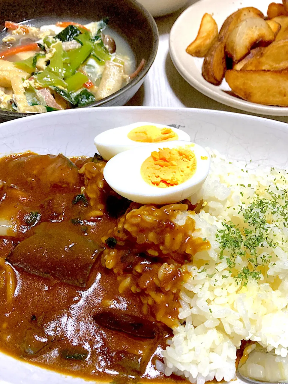 残り野菜のほうれん草とおナスの野菜カレー、ワカメとほうれん草のお味噌汁、素揚げポテト、小松菜の残り|Ayaさん