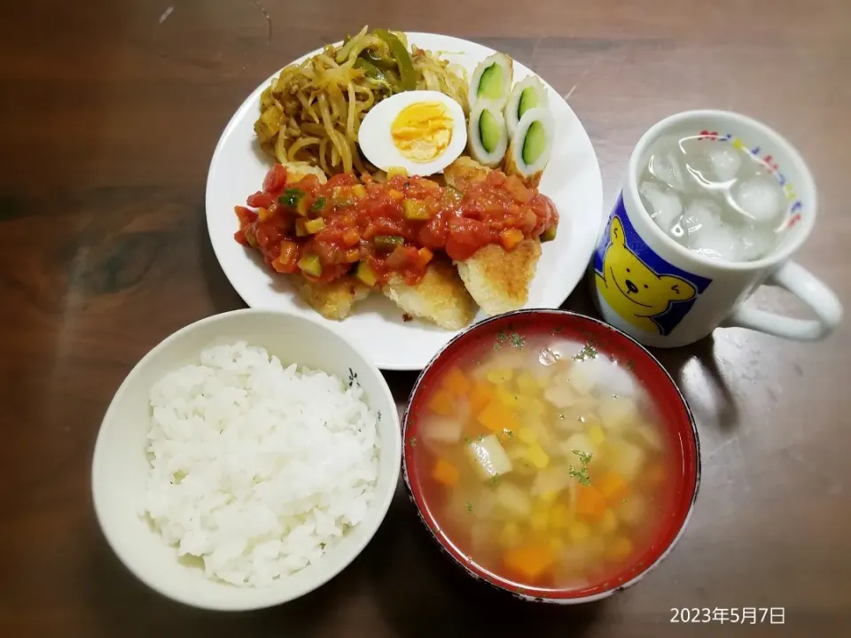 2023年5月7日の晩ご飯
白身魚のフライ トマトソース
もやしとピーマンのカレー炒め
ちくわきゅうり
じゃがいもとコーンのコンソメスープ
焼酎水割り|ソラ♂のご飯さん