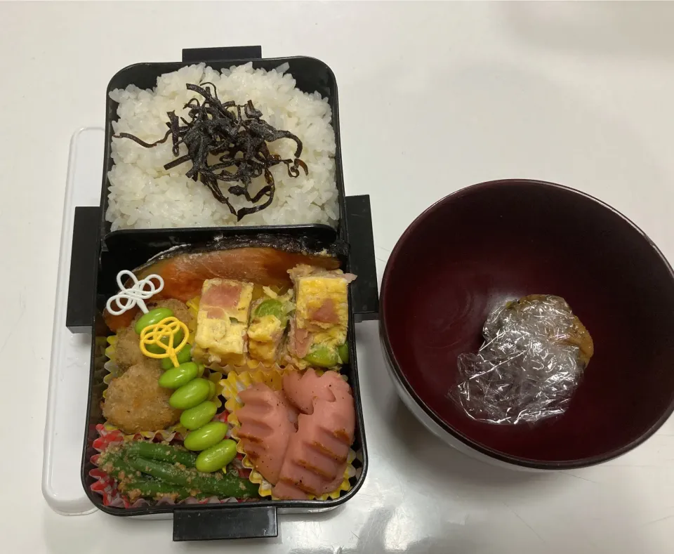 Snapdishの料理写真:パパ弁☆梅しそチキン☆いんげんの胡麻和え☆枝豆ピック☆鮭☆ソーセージ☆ハムと枝豆のオープンオムレツ☆みそ玉|Saharaさん