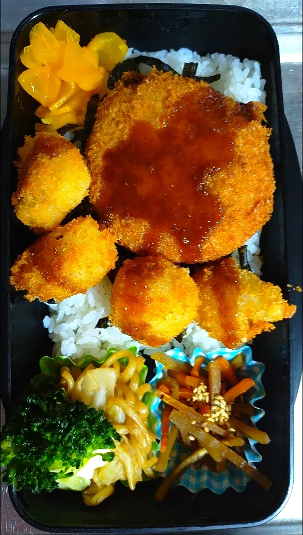 旦那弁当　2023/5/8

鮭メンチ
イカフライ
きんぴらごぼう
焼きそば&ブロッコリーマヨ|ユキヨメ♪さん