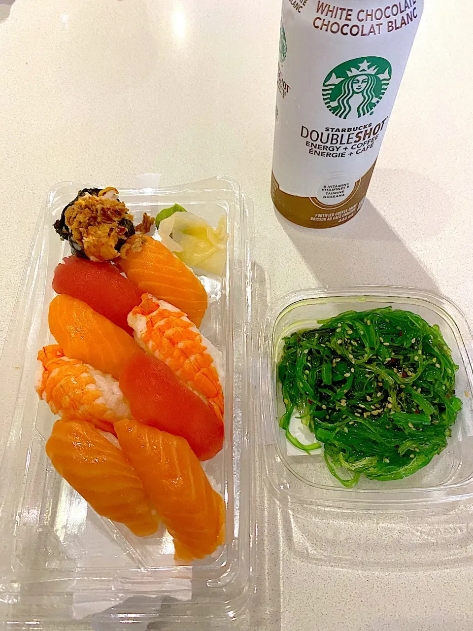 Today’s mid-afternoon snack. Sashimi Sushi & seaweed salad|BentoFoxさん