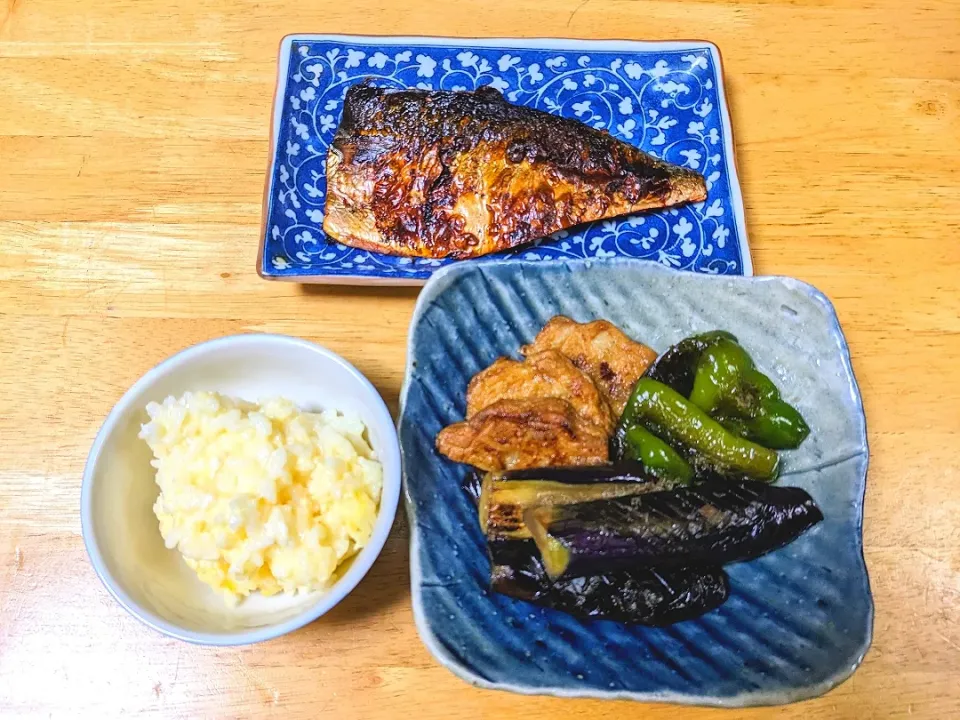 鯖のみりん干し焼きとピーマン、長茄子と練り物の焼き浸し、卵粥です。|トヨシと申します。さん