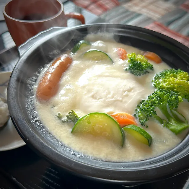 Snapdishの料理・レシピ写真:モッツァレラ豆乳鍋｜冬支度はじめます♡ぽかぽか鍋であったまろう♪