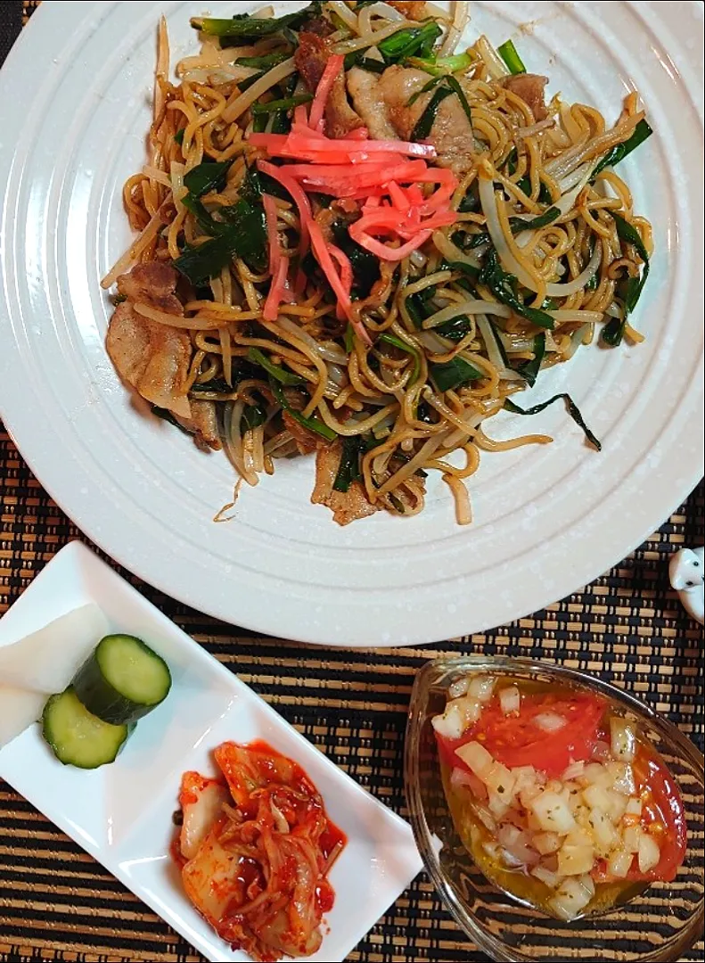 夕ご飯🍴
*豚バラとニラもやしの焼きそば
*トマトと新玉ねぎのマリネ
*キムチ、きゅうりとカブの漬物|ポチさん