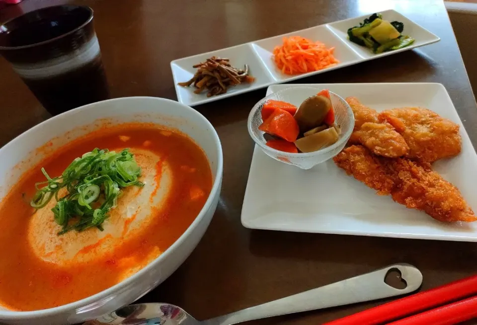 昼ごはん♡

簡単過ぎます(笑)チゲスープとナムル色々、トンカツ|アカネ💖さん