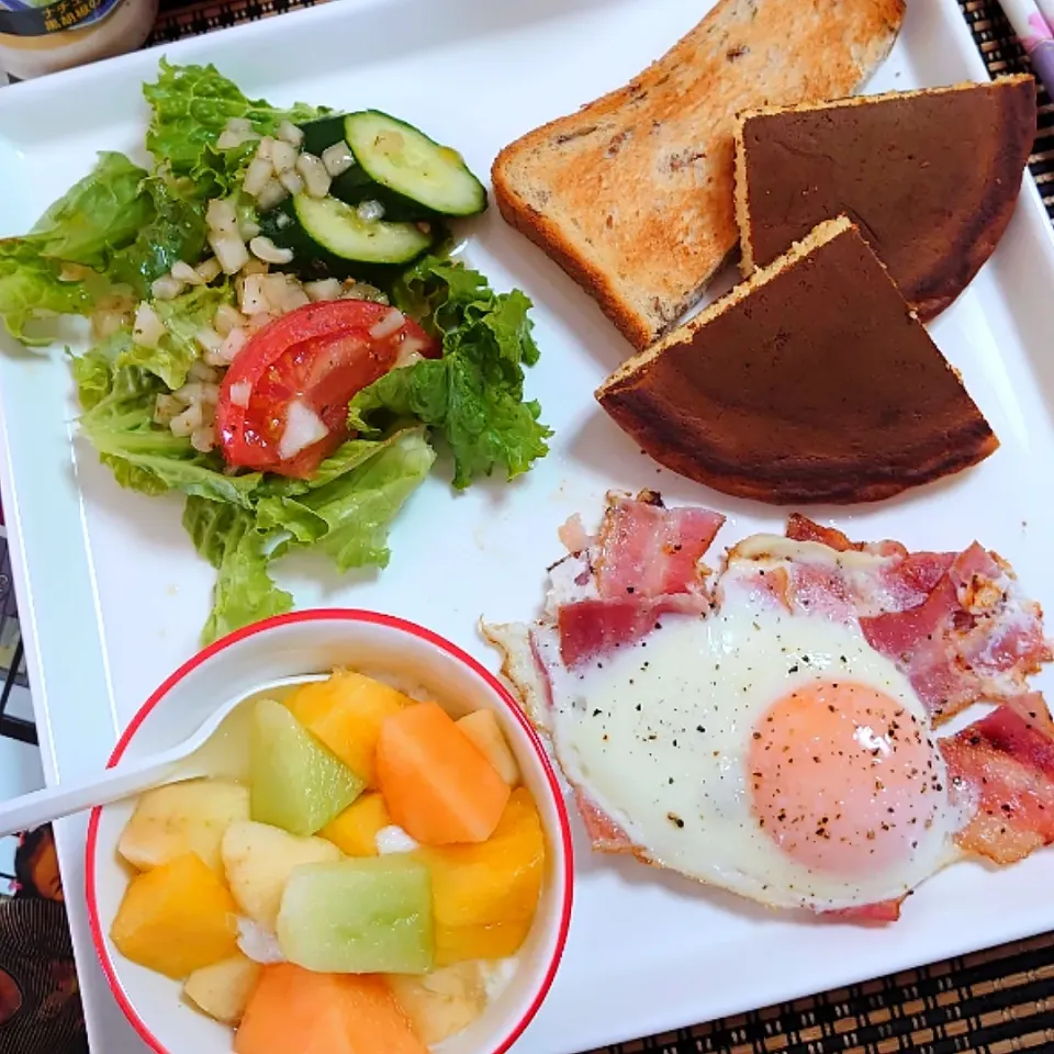 朝ご飯🌅
*雑穀食パン、娘ちゃんが焼いたクルミ入りホットケーキ
*ベーコンエッグ
*レタストマト|ポチさん