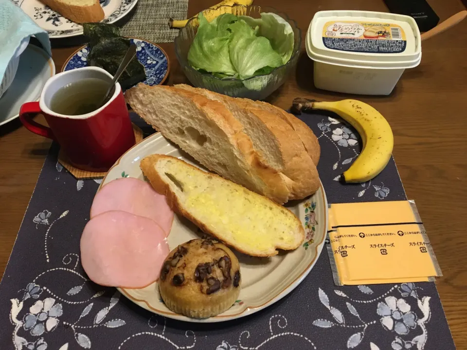 Snapdishの料理写真:バゲット、ガーリックパン(昼飯)|enarinさん