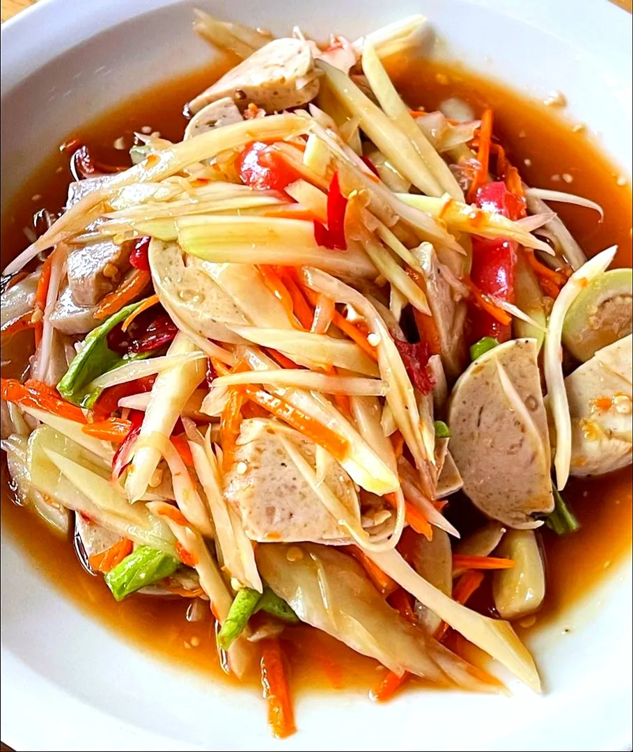 Spicy Papaya Salad w/ Thai White Pork Sausage for Lunch  aka 'Som Tum Moo Yor' 🌶️🌶️🌶️ (ส้มตำหมูยอ)
...
...
Very Savory, Spicy & Tasty 😋|An'leeさん