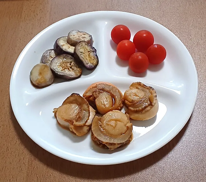 ナナの料理　ホタテのバター醤油炒め
なすのバター醤油炒め
プチトマト
ご飯🍚
キムチ|ナナさん