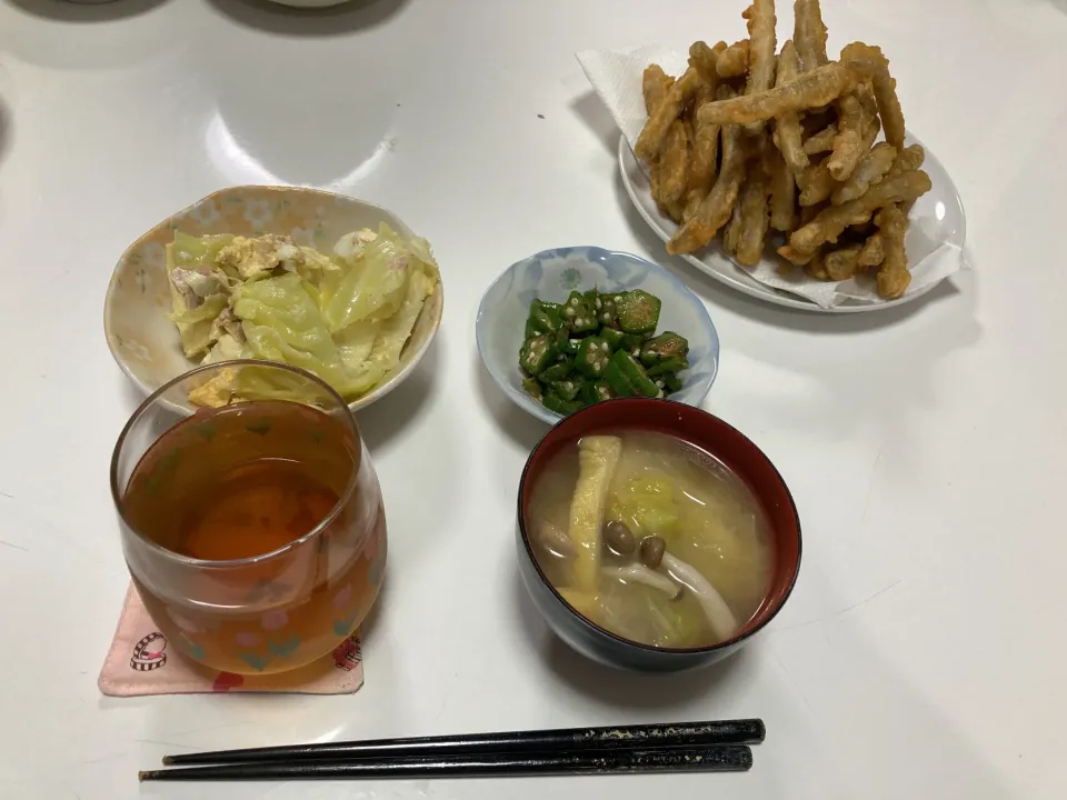 Snapdishの料理写真:晩御飯☆ごぼうの唐揚げ☆オクラのおかか和え☆サラダ（キャベツ・ツナ・卵）☆みそ汁（白菜・しめじ・揚げ）|Saharaさん