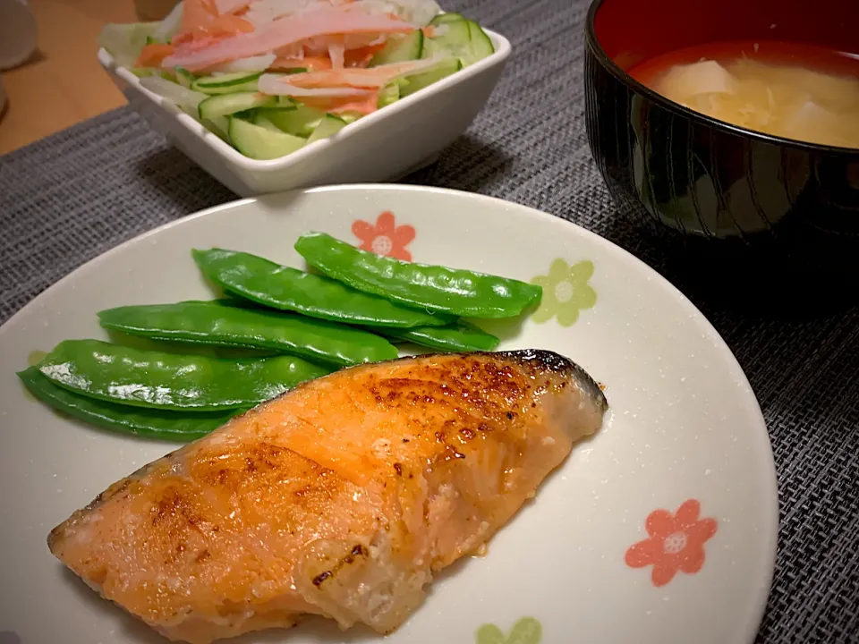 Snapdishの料理写真:鮭のみりん焼き、サラダ、お味噌汁|maa@さん