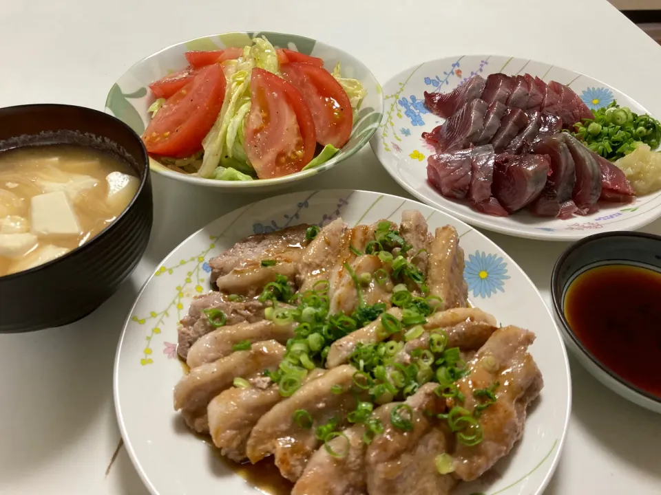 Snapdishの料理写真:豚肉生姜醤油焼き&カツオのお刺身&トマトとレタスサラダ&玉ねぎと豆腐の味噌汁😊|Hiromiさん