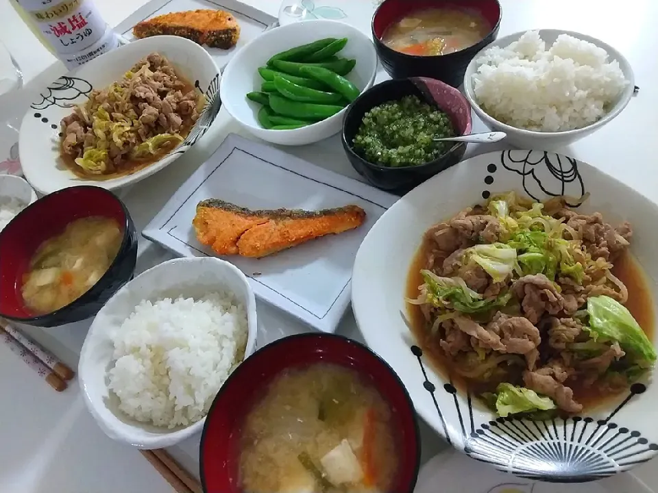 Snapdishの料理写真:夕食(*^^*)
豚肉と野菜炒め
サーモンの粉チーズパン粉焼
スナップエンドウ🥗
きゅうり出汁漬物
野菜たっぷりお味噌汁|プリン☆さん