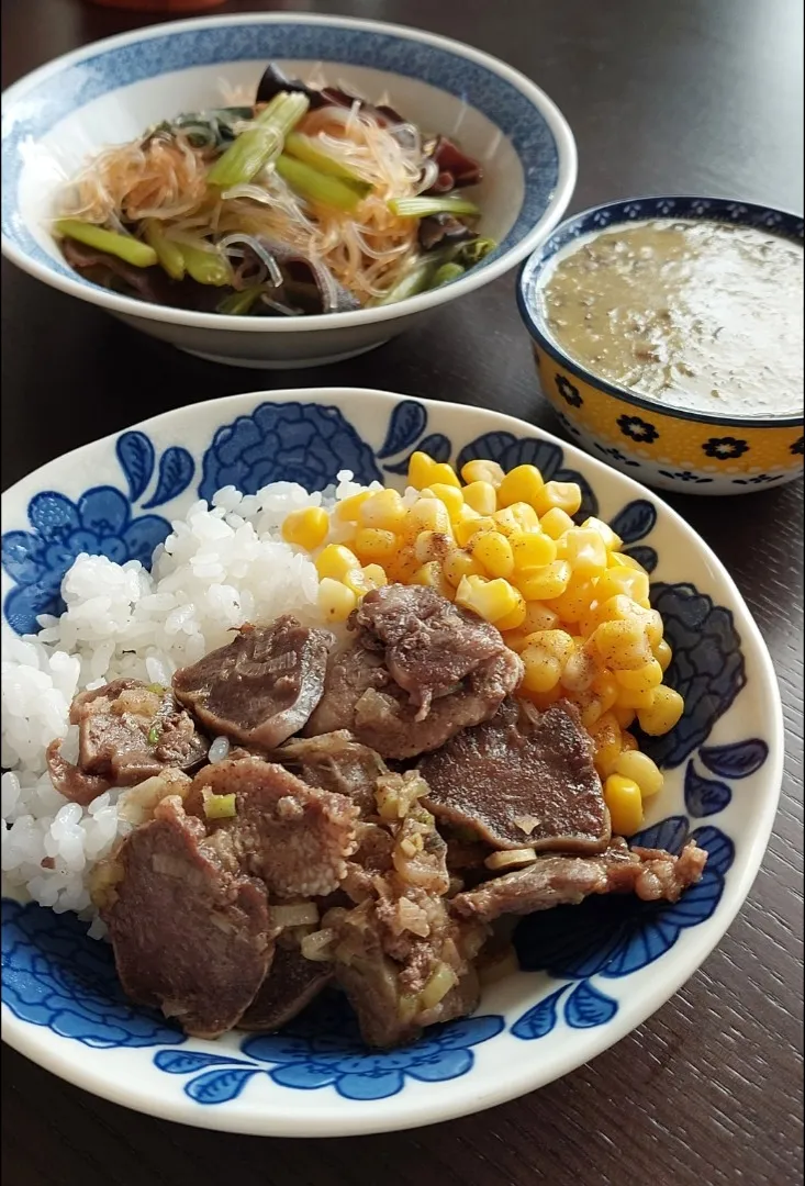 Snapdishの料理写真:豚タン丼で、あさごはん🦊2023.05.09|きつねさん