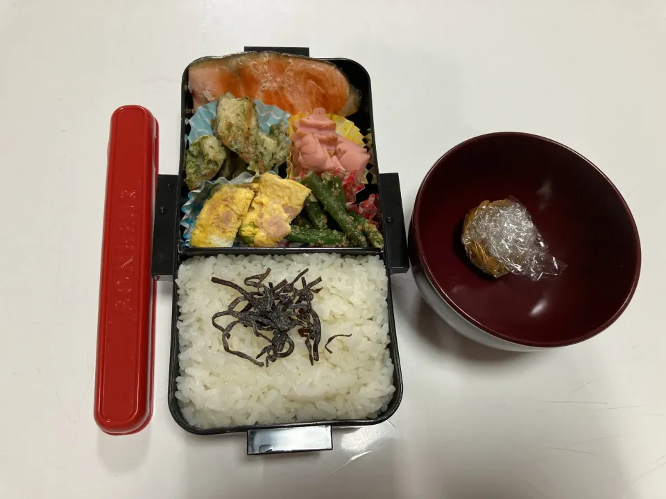 Snapdishの料理写真:パパ弁☆いんげんの胡麻和え☆鮭☆オープンオムレツ☆ソーセージ☆磯辺揚げ☆みそ玉|Saharaさん