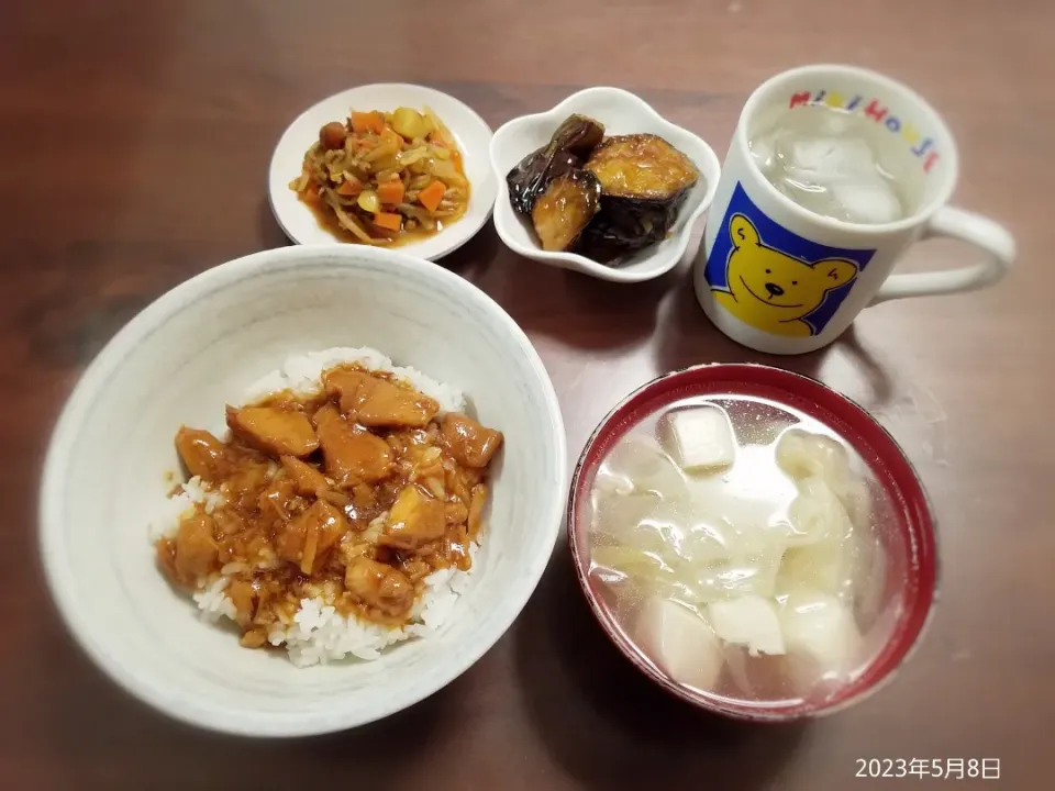 2023年5月8日の晩ご飯
焼鳥丼（レトルト）
茄子の甘酢がらめ
もやしとピーマンのカレー炒め
水餃子のスープ
焼酎水割り|ソラ♂のご飯さん