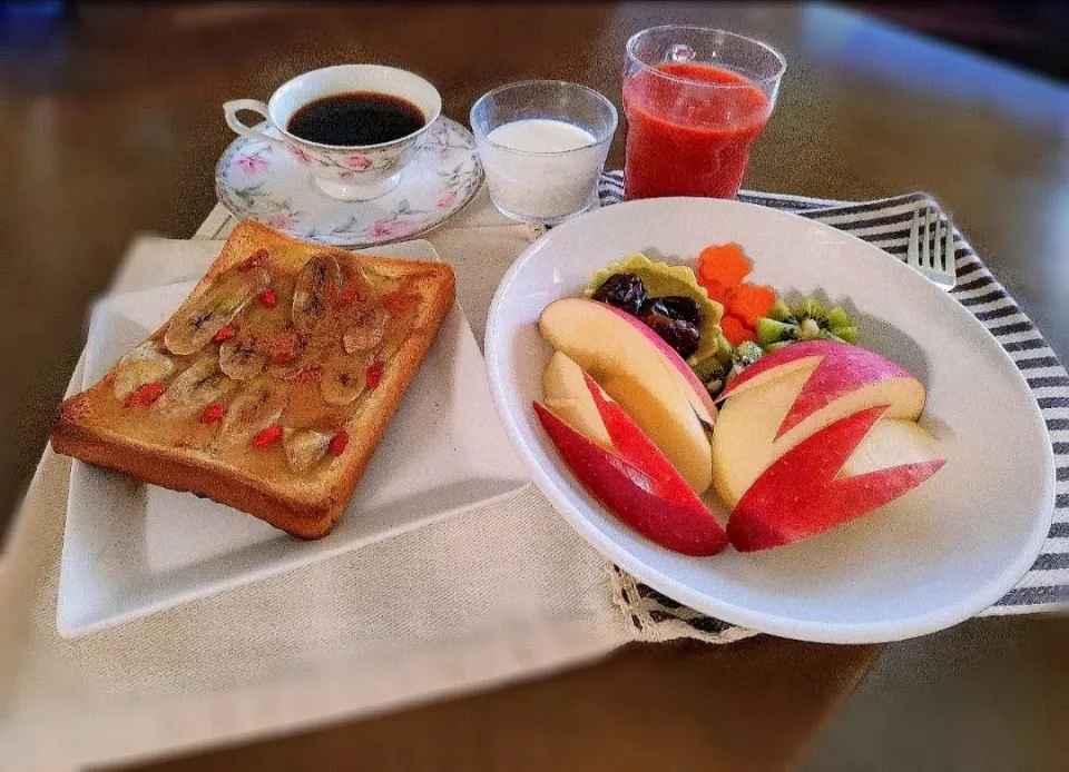 Snapdishの料理写真:朝ごはん♡

焼きバナナ蜂蜜かけシナモン仕上げトーストとフルーツの朝食♪|アカネ💖さん