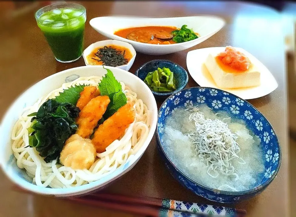 昼ご飯

鶏を天ぷら揚げしてサッパリ梅出汁冷やし細麺うどん
しらす大根おろし、明太子のせ冷奴、青梗菜胡麻和え、茄子味噌煮、生卵納豆
でした♡

#昼ご飯#うどん|アカネ💖さん