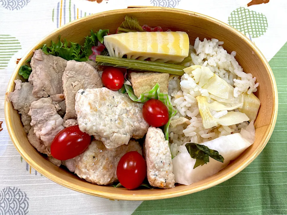 豚肉生姜焼き、つくね、タケノコ煮物とタケノコご飯🍱|なお🅿️さん