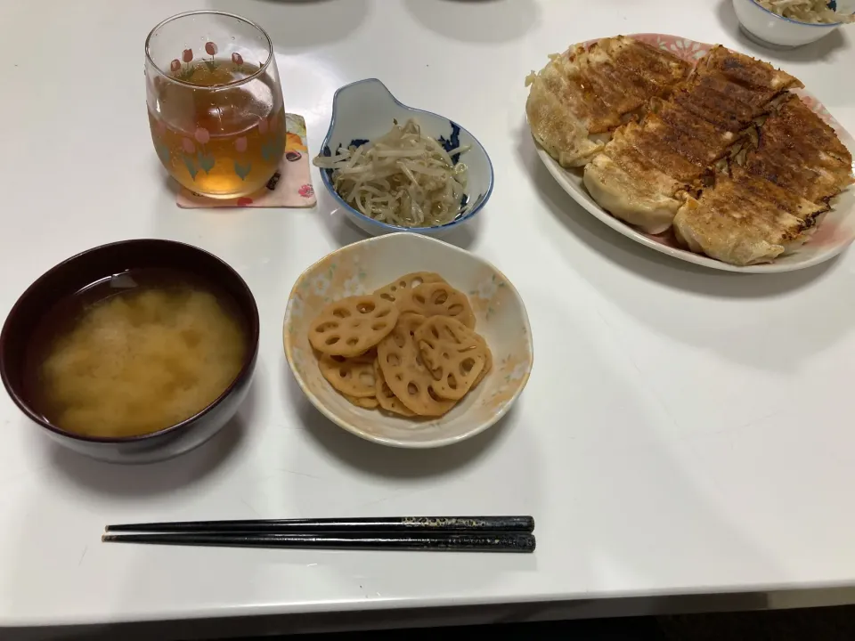 Snapdishの料理写真:晩御飯☆餃子☆れんこんのきんぴら☆もやしの酢の物☆みそ汁（新じゃが・玉葱）|Saharaさん