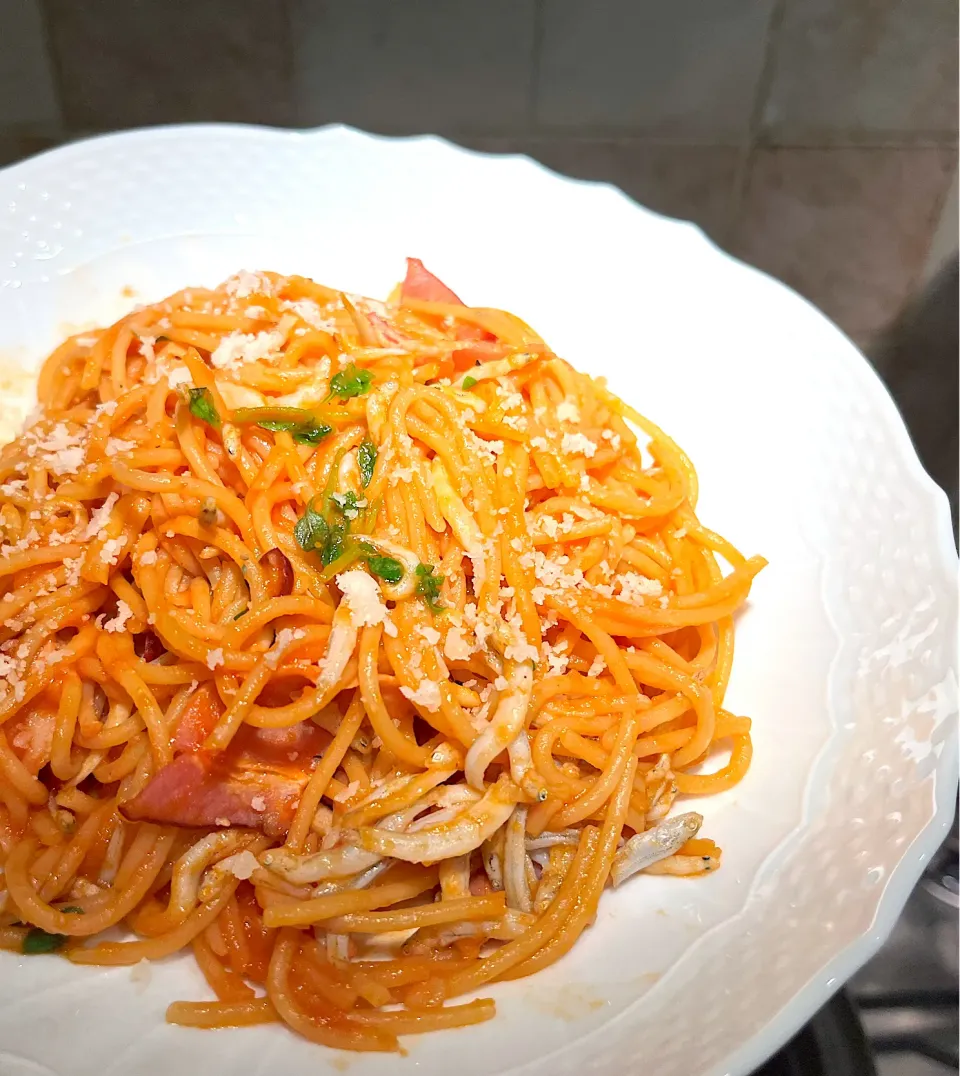 大豆麺のパスタ🍝トマトソース+しらす+ベーコン+バジル+オリーブオイル|ほのみさん