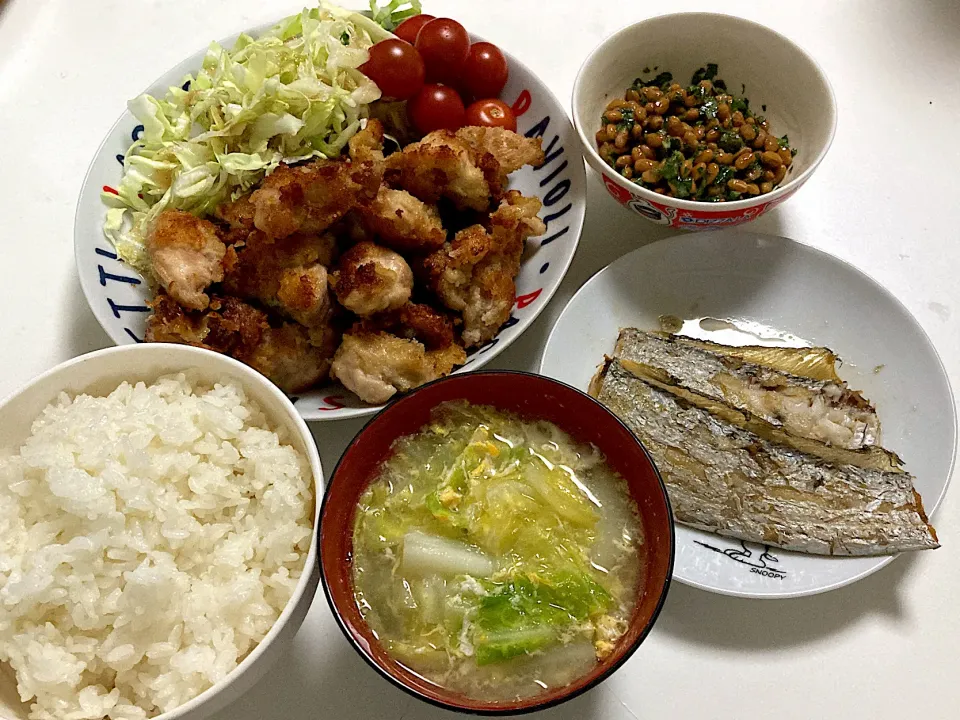 夕食　もも肉の一口カツ&太刀魚の塩焼き&納豆大葉&キャベツと卵の鶏だしスープ|Hiromiさん