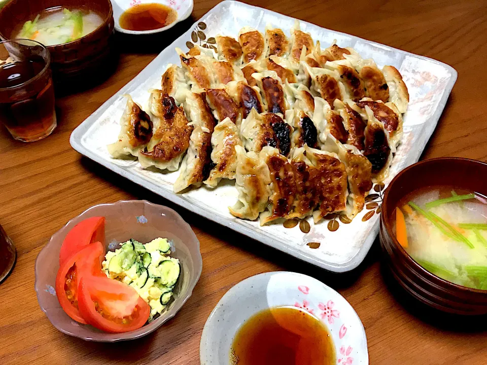 餃子🥟今日の夫と子どもの食欲では70個じゃ足らなかった😅|柚子きりかさん