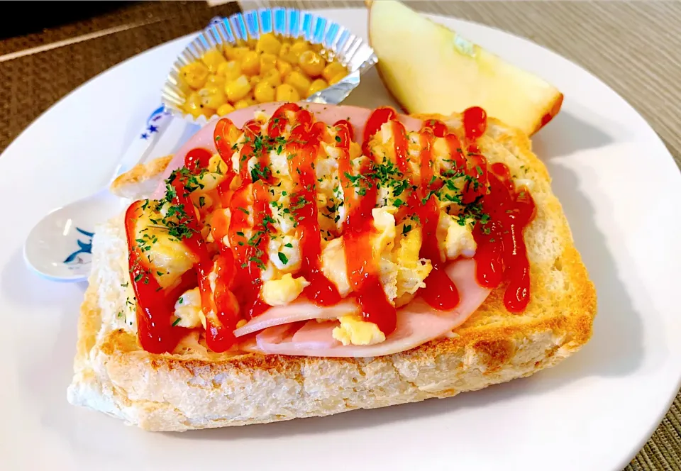 手作り食パンでハムたまごのオープンサンド🥪|ももこさん