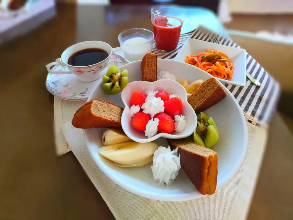 朝ごはん♡

おはようございます☀

日々モグモグ下さる皆様本当に有難うございます💕
シンプル時短調理ばかりではずかしい限りですが、はじめて間がありませんが
どうぞ宜しくお願い致します✰

BASEパン、イチゴ、キウイ、バナナ、ホイップクリーム添えのワンプレート
と、パスタ珈琲ヨーグルトトマトジュース

の朝食でした|アカネ💖さん