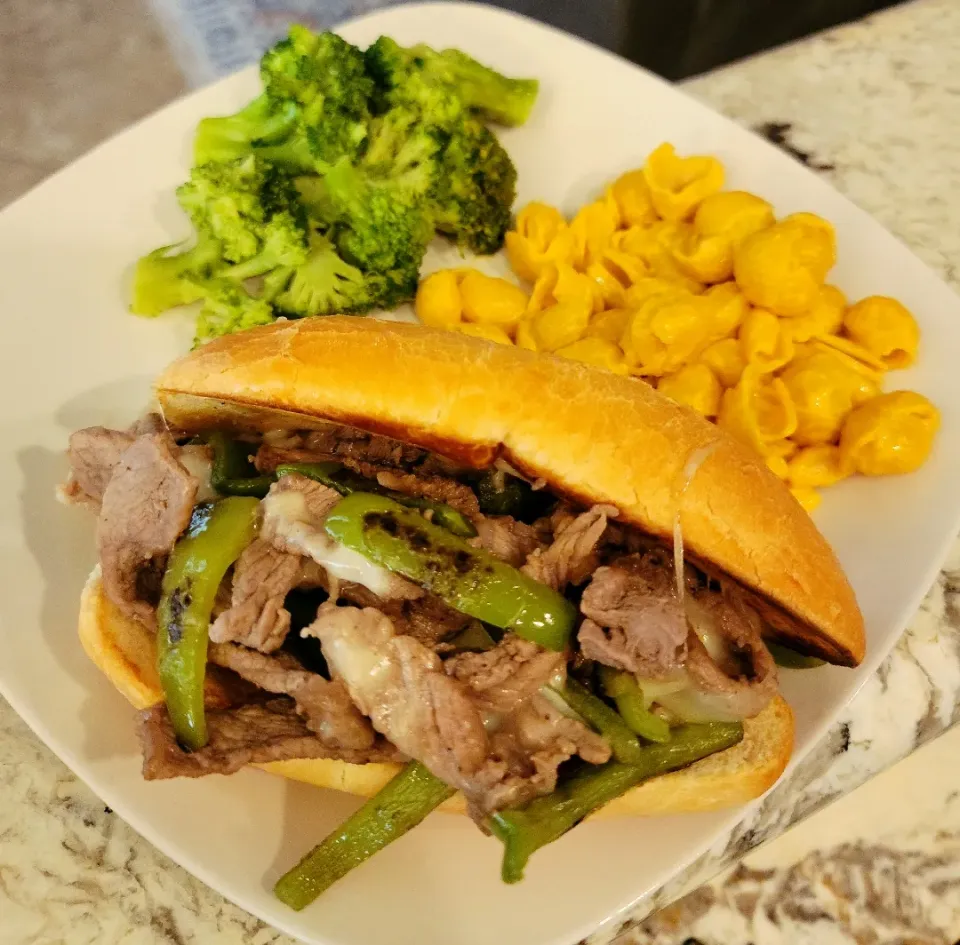 Philly cheese steak subs with Mac n cheese and steamed broccoli|Travis Stoneさん